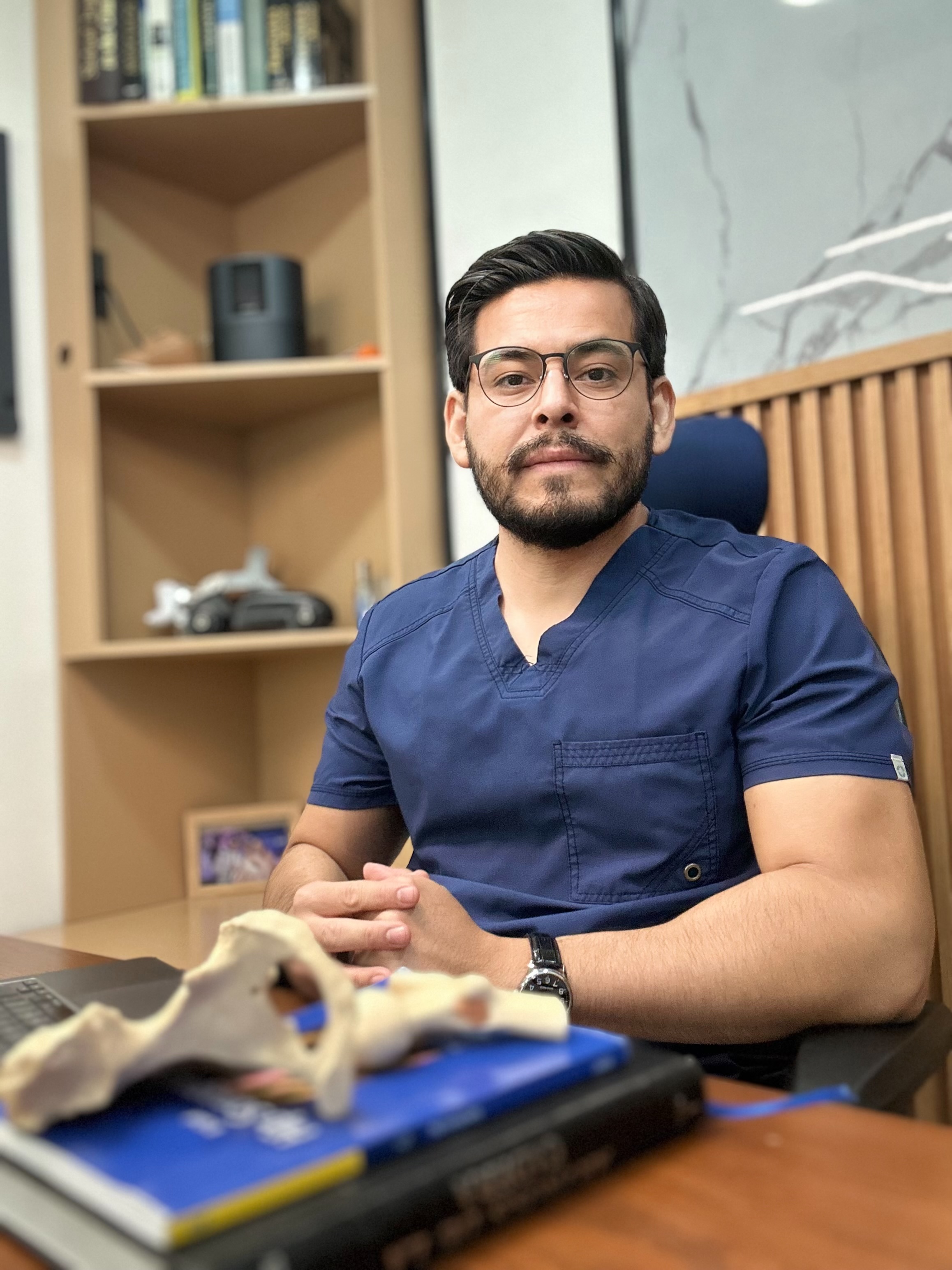 Dr. Jes&uacute;s Guerra en su consultorio